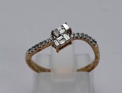 Diamantring af 9 kt. guld. Prydet med baguette og brillantslebne diamanter, ialt ca. 0.19 ct.