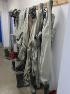 Div. dragter, støvler, friskluftsværn m.v.