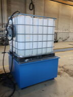 Palletank m. kemistation. Indeholder formentlig AdBlue. Inkl. pumpe.