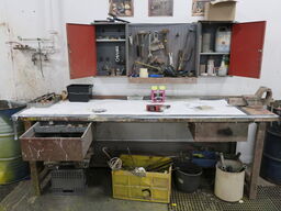 Filebænk m. skruestik, samt indhold på/i filebænk og skab på væg