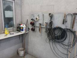 Værktøj/indhold på bord & hylde