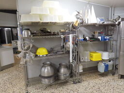 2 stk. reoler med indhold