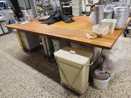 Arbejdsbord med indhold