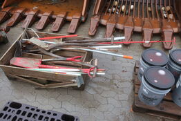 Diverse skovle, afrettere m.v. 