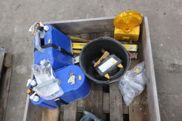 2 stk. vaskestationer, lamper, vaterpas m.v. 