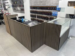 Butiksdiske og 2 stk. montre/displays