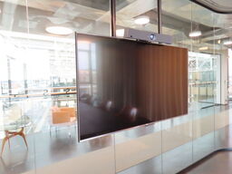 65" UHD TV, LG 65UV341C og YEALINK MeetingBar