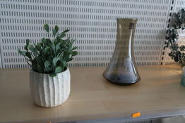 Vase med kunstige blomster samt karaffel