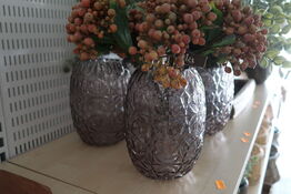 Vase med kunstige blomster