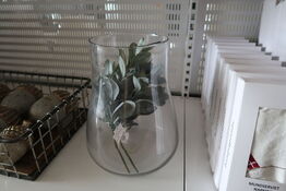 Vase med kunstige blomster