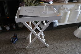 Bord på bukke med indhold