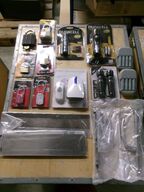 Brevsprække, dørhåndtag, batteriopladere, dørklokke, lommelygter, hængelåse