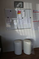 2 stk. skraldespande samt whiteboard