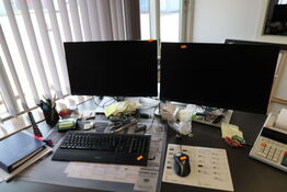 2 stk. computerskærme HP E24u G4, tastatur, mus, headset JABRA m.m.
