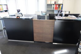 Receptionsdisk samt brochureholder