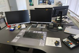 2 stk. computerskærme HP E243, tastatur, headset JABRA, dockingstation m.m.