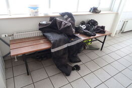 Bænk, div. Arbejdstøj, rengøringsmidler m.m.