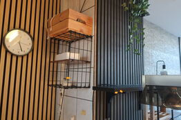 Hylder samt reol uden indhold