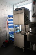 Hætteopvaskemaskine HOBART 615-15D samt stikvogn og bakker