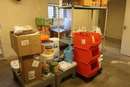 Diverse madvarer samt poser til take-away