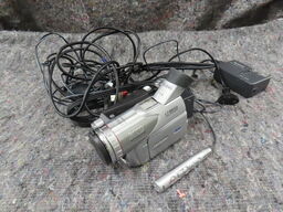 Videokamera med tilbehør - PANASONIC NV-GS70 (MOMSFRI)