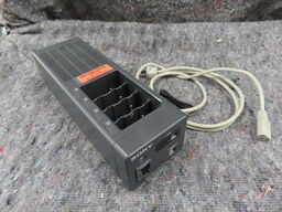 Oplader til 4 batterier - SONY BC-1WDCE (MOMSFRI)