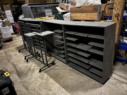 4 stk. reoler og 2 stk. stativer med hylder