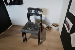 4 stk. stabelstole, opslagstavle, knagerække m.m.