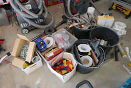 Div. Skruer, murerspande, kiler, værktøj m.m.