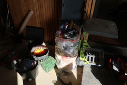 2 stk. koste, 2 stk. skraldspande, div. Murerspande med indhold m.m.