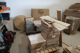 Div. Paller med stavparket, fliser, 2 stk. bordplader, stolpebeton, træstrub m.m.