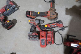 3 stk. akku håndværktøj MILWAUKEE M18 FMT, M18 FPD3 m.fl. med 2 stk. batterier og lader