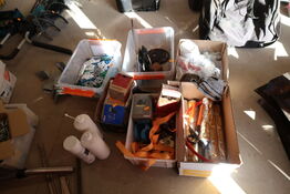 Div. Fugemasse, kiler, skruer, spændestroppe m.m.