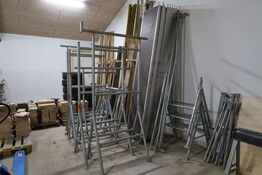 Stillads bestående af stilladsbukke, stilladsdæk, forhøjere/forlængere, rækværk m.m.