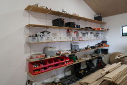 Div. Værktøj og varleager på reolhylder