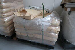 Palle med 24 stk. sække vandabsorberende granulat GELYGO. Vejl. udsalgspris pr stk: 3500,- kr