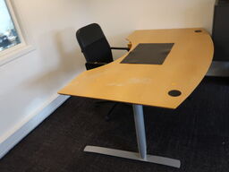 El hæve/sænke skrivebord, skrivebordsstol, skuffer og skraldespand