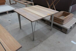 Bord i teak med metalben