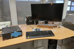 Computerskærm SAMSUNG U28E590D, computer ThinkStation, tastatur m.m.