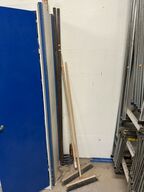 3 stk. skruetvinger samt kost