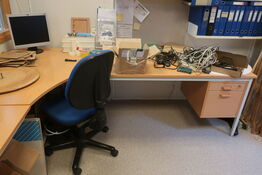 Kontorstol, arbejdsbord samt 3 stk. hylder uden indhold