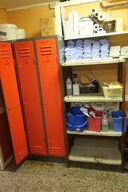 Omklædningsskab, reol samt toiletpapir 