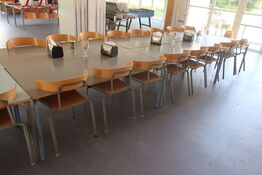 5 stk. borde samt 16 stk. stole