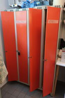 Omklædningsskab samt reol 