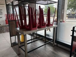 Barbord med 6 stk. barstole