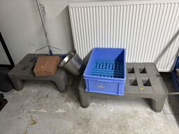 2 stk. plastikpaller, a-skilt, skraldespand m.m.