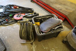 Kabeltromle samt kasse med indhold