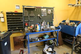 Arbejdsbord med skruestik samt værktøjstavle med div. Værktøj