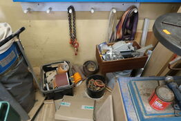 Løftekrog, sandpapir m.m.