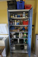 Stålskab med div. Plejemidler, maling m.m.